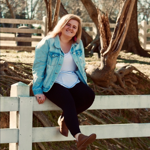 Meet your Posher, Hailey - Picture 1 of 1